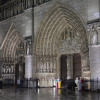 El arzobispo de París, acompañado de otros clérigos, ha hecho una breve procesión con la cruz de madera con la que ha golpeado a las puertas (hecha con madera recuperada de las ruinas del incendio de abril de 2019).