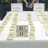 El detenido y los 266.000 dólares falsificados, lo que representarían  $1.178 millones 545 mil 683  fueron dejados a disposición de la Fiscalía General de la Nación. Foto de la Policía. 