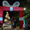 Las familias aprovechan la iluminación navideña para tomar las fotos para el recuerdo en La Dorada (Caldas).