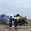 Miembros de los servicios de emergencias trabajan en el rescate de pasajeros de un avión que se estrelló cuando cubría la ruta entre la capital azerbaiyana, Bakú, y la ciudad rusa de Grozni, este miércoles.