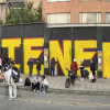 Fotografía panorámica de integrantes de colectivos artísticos pintando un grafiti este viernes, en Bogotá. 