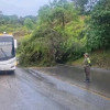 Dos personas murieron luego de que una roca golpeó el bus en el que se movilizaban.