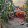 En La Ceiba, los bomberos debieron luchar por 6 horas contra las llamas.