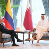  El mandatario de Colombia Gustavo Petro (i), durante una reunión este jueves con el emir de Catar, Tamim bin Hamad Al Thani en Doha (Catar). 