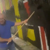 n la noche de este sábado (1 de febrero) el concejal del Centro Democrático de Medellín Andrés Gury Rodríguez intentó borrar el mural 'Las cuchas tienen razón' en Manizales. 