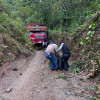 Pico y pala para llegar a Antioquia. 13 empresas invierten en 3,5 kilómetros de placa huella para enlazar un municipio de Caldas con la antigua autopista Bogotá-Medellín. En la misma ruta, una chiva se cayó al vacío años atrás.