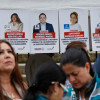 Trabajadores del Servicio Nacional de Aprendizaje (Sena) protestaron frente al Congreso de la República con fotografías de los senadores que archivaron la reforma laboral el pasado miércoles.