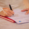 Novia firmando un certificado de matrimonio