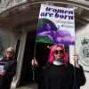 Mujeres celebran frente a la Corte Suprema en Londres este 16 de abril luego de su fallo que establece que la definición de mujer se basa en el sexo biológico.