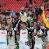Los jugadores del Tottenham celebran con el trofeo el título de la Europa League.