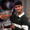 Carlos Alcaraz con el trofeo del Roland Garros. 