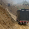 En el Norte de Caldas, un alcalde y la Gobernación esperan el visto bueno de Corpocaldas para reactivar la obra de una variante vial y evitar derrumbes.