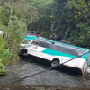 Un bus de servicio especial cayó al río Quindío cerca del puente El Molino en Salento