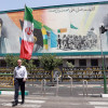 Un hombre iraní pasa junto a una pintura mural del líder supremo de Irán, el ayatolá Ali Khamenei 