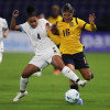 Manoly Córdova (d) disputa un balón con Laura Felipe, en la primera fecha de la Copa América Femenina entre Ecuador y Uruguay en el estadio Banco Guayaquil, en Quito (Ecuador).