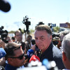 El expresidente de Brasil Jair Bolsonaro, habla con la prensa a su salida de la sede de la Policía Federal este viernes.