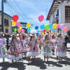 Música, color, danza, folclor y alegría en el desfile de las bandas participantes desde el barrio San Vicente hasta el parque Risaralda, en Marquetalia (Caldas).