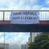 Cartel contra Álvaro Uribe Vélez en puente de La Asunción de la avenida Kevin Ángel Manizales.