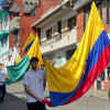 El objetivo es izar la bandera de Colombia como símbolo de independencia.
