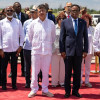 Fotografía cedida este viernes por la Presidencia de Haití que muestra al presidente de Colombia, Gustavo Petro (c) siendo recibido por el presidente del Consejo Presidencial de Transición (CPT), Fritz Alphonse Jean (2d), en Puerto Príncipe (Haití).