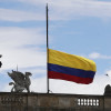 Bandera de Colombia a media asta luego del fallecimiento del precandidato presidencial, Miguel Uribe, este lunes en el Congreso de la República, en Bogotá.