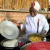 La cocinera tradicional Rosa Garcés preparando sus alimentos con la 'CamHarina', harina hecha con cáscara de camarón por la asociación ASOMEFAMA en Tumaco (Colombia).