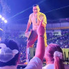 Claudio Orozco, levanta la mano, mientras Yeisón Jiménez le canta durante su concierto en la Plaza de Toros de Manizales. 