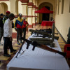 Personas observan armamento militar en Museo Histórico Militar de Caracas (Venezuela). Miles de motoristas simpatizantes del chavismo rodaron por varias calles de la ciudad en respaldo al presidente venezolano, Nicolás Maduro, y en contra de las que señalaron como "amenazas" de Estados Unidos.