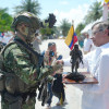 El presidente, Gustavo Petro (d), recibe la figura de un soldado durante un acto de conmemoración del aniversario de la Batalla de Boyacá este jueves, en Leticia (Colombia). Petro decidió realizar la conmemoración de la Batalla de Boyacá en Leticia para reivindicar la soberanía nacional en una parte del río Amazonas en medio de un reclamo territorial a Perú.