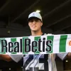 El marmateño Nelson Deossa jugará hasta el 2030 en el Real Betis de España. El club anunció su fichaje con un video similar a la polémica revelación de una infidelidad en un concierto reciente de Coldplay.