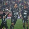 Dayro Moreno celebra su primer gol, el 1-1 parcial del Once Caldas ante Huracán. El Blanco ganó 1-3 y clasificó a los cuartos de final de la Copa Sudamericana.