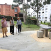 Diego Castaño, Natalia Salazar y su abuelo David Valencia recorren un parque de Palermo, en el Guadual, que hace parte de los remodelados por la Alcaldía de Manizales. Ellos destacan la