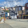 Dos vendedores explican cómo conviven con las obras del bulevar de San Jorge, en Manizales. La Alcaldía planea un sendero comercial. La construcción tiene un avance programado del 35,61%, pero su ejecución va en 9,79%.