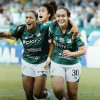 Las jugadoras del Deportivo Cali celebran el gol que les permitió igualar la serie ante Santa Fe para después llevarse el título desde el punto penal.