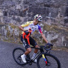 El ciclista colombiano Egan Bernal (c), del INEOS Grenadiers, se proclama vencedor de la etapa 16 de la Vuelta Ciclista a España que se disputa este martes entre Poio y Mos-Castro de Herville (Pontevedra), de 167.9 km de recorrido.