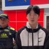 Un ciudadano de Corea del Sur denunció haber sido víctima de un caso de escopolamina mientras viajaba en bus desde Bogotá hacia Pereira.  El hombre, identificado como Jun, relató que durante el trayecto varios pasajeros subieron al vehículo en una de las paradas intermedias y uno de ellos le ofreció un alimento que terminó afectando gravemente su estado de salud. “Cuando subí al bus, el conductor hizo unas paradas en las que entró mucha gente. Desafortunadamente, unos hombres se sentaron a mi lado y me ofre