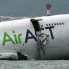 La aeronave de carga quedó parcialmente sumergida en el mar tras salirse de la pista durante el aterrizaje en el Aeropuerto Internacional de Hong Kong, en China.