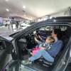 Jina Giraldo y su hija, Emma Góngora, disfrutan probando uno de los nuevos modelos que ofrece Ceiba Motors.