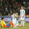 Jugadores de Argentina y Emilio Aristizábal (i) de Colombia reaccionan este miércoles, al finalizar un partido de las semifinales de la Copa del Mundo Sub-20 entre Argentina y Colombia en el estadio Nacional Julio Martínez Prádanos, en Santiago (Chile). 