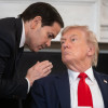 El secretario de Estado, Marco Rubio (izda), conversa con el presidente de Estados Unidos, Donald Trump, durante la rueda de prensa, 8 octubre 2025,en la que anunció que Israel y Hamás firmaron la primera fase de un marco de paz en Gaza.