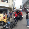 En Manizales, un motociclista sufrió una lesión de consideración en el rostro, tras colisionar con un taxi.