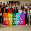 Los jóvenes que participaron en el Foro de Marquetalia en compañía de políticos, delegados de la Registraduría y autoridades locales.