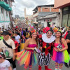 El desfile de disfraces tuvo una gran asistencia de personas.