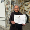 Foto I Cortesía Sena I LA PATRIA Carmen Gálvez Alarcón, de 93 años, recibió su certificación por competencias laborales en artesanías, indica el Sena.