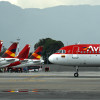 Fotografía de archivo que muestra un avión de Avianca aterrizando en el aeropuerto El Dorado, en Bogotá. La aerolínea informó este viernes que más del 70 % de su flota de aviones A320 a nivel global deberá quedarse en tierra para realizar "una actualización urgente de software".