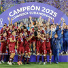 Jugadores de Lanús celebran con el trofeo al ganar la Copa Sudamericana este sábado, frente a Atlético Mineiro en el estadio Defensores del Chaco en Asunción (Paraguay). 