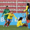 Gabriela Rodríguez (c) de Colombia celebra un gol este viernes, en un partido de la Liga de Naciones Femenina entre Bolivia y Colombia en el estadio Hernando Siles, en La Paz (Bolivia).