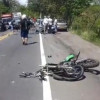 Según testigos, el estado de salud del motociclista es crítico, ya que sufrió la mayor parte del choque. 