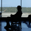 Personas esperan en el Aeropuerto Internacional Simón Bolívar este sábado, en Maiquetia (Venezuela). 