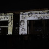 Fotografía donde se observa la proyección de rostros de víctimas sobre la fachada del Palacio de Justicia durante un homenaje este jueves, en Bogotá (Colombia).